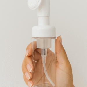 FRASCO TRANSPARENTE EM PLÁSTICO COM ESCOVA DE SILICONE PARA LIMPEZA FACIAL 50ml